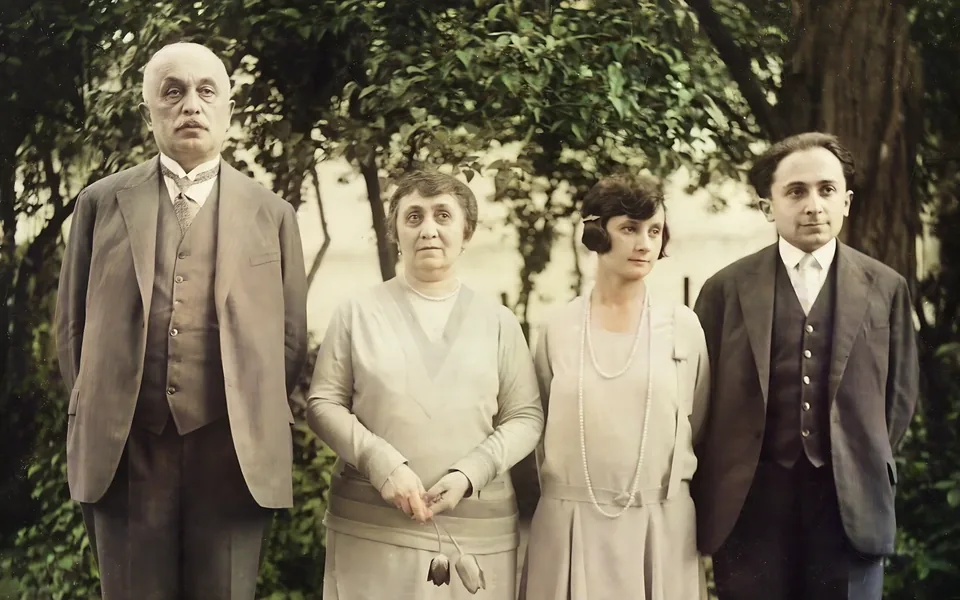 The same photo restored by webdave: sharper faces and natural colour